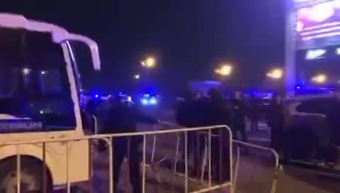 Le forze speciali arrestano un uomo nei pressi della sala concerti di Mosca