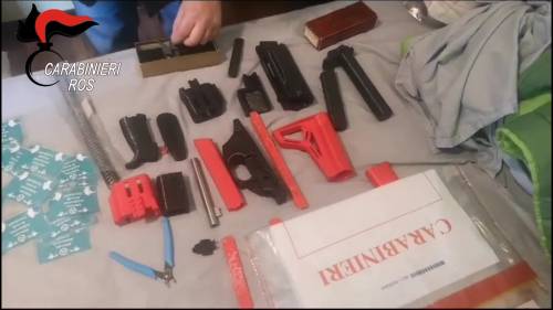 L'arma automatica sequestrata dai Carabinieri in casa dell'anarchico