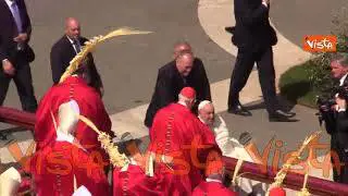 Domenica delle Palme, Papa Francesco saluta i cardinali in piazza San Pietro