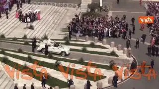 Domenica delle Palme, Papa Francesco passa con il papamobile e saluta i fedeli in piazza San Pietro