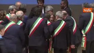 Meloni riceve un mazzo di fiori dopo firma accordi sviluppo e coesione in Molise