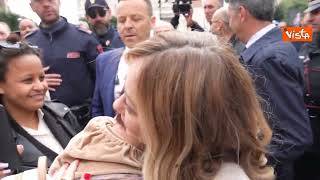 Meloni a Campobasso, una signora la abbraccia e si commuove: Ti voglio bene Gorgia