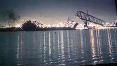 Baltimora, nave cargo urta il pilone: il ponte collassa su se stesso