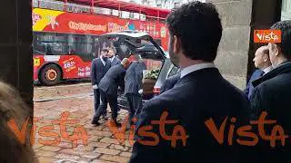 L'arrivo del feretro di Pollini alla camera ardente alla Scala