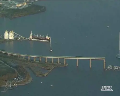 Il Francis Scott Key Bridge, a Baltimora, dopo il crollo | Video