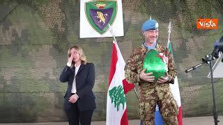 La commozione di Meloni quando regala uovo di Pasqua a contingente italiano in Libano