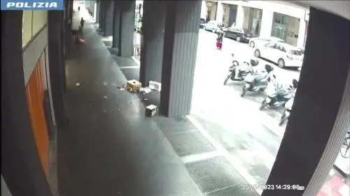 Picchiate e costrette a chiedere l'elemosina: il video choc