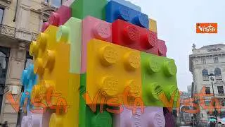 Lego celebra la Pasqua a Milano con un uovo gigante, l'installazione in Piazza Cordusio
