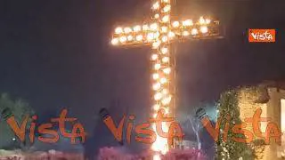 La croce di fiaccole al Colosseo per la via crucis