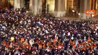 Papa non partecipa a via crucis per preservare salute. Le immagini della celebrazione al Colosseo