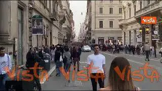 Pasqua a Roma, tantissimi a passeggio nella centralissima via del Corso