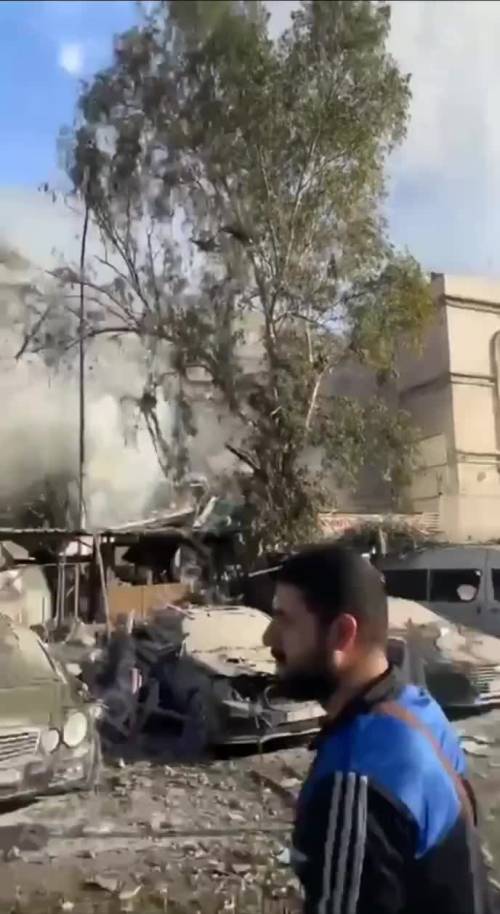 L'edificio dell'ambasciata iraniana a Damasco distrutto dagli israeliani