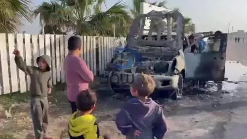 I resti del convoglio dell'Ong Wck colpito da un raid israeliano