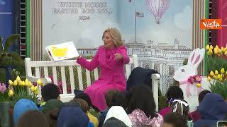 Jill Biden legge una fiaba ai bambini in occasione della Pasqua