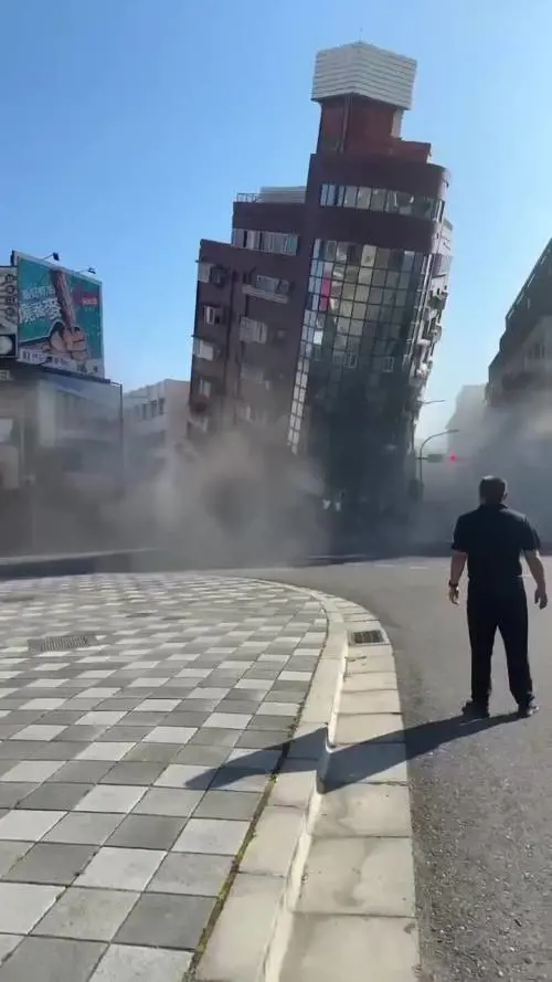 Terremoto a Taiwan, il palazzo inclinato e la distruzione