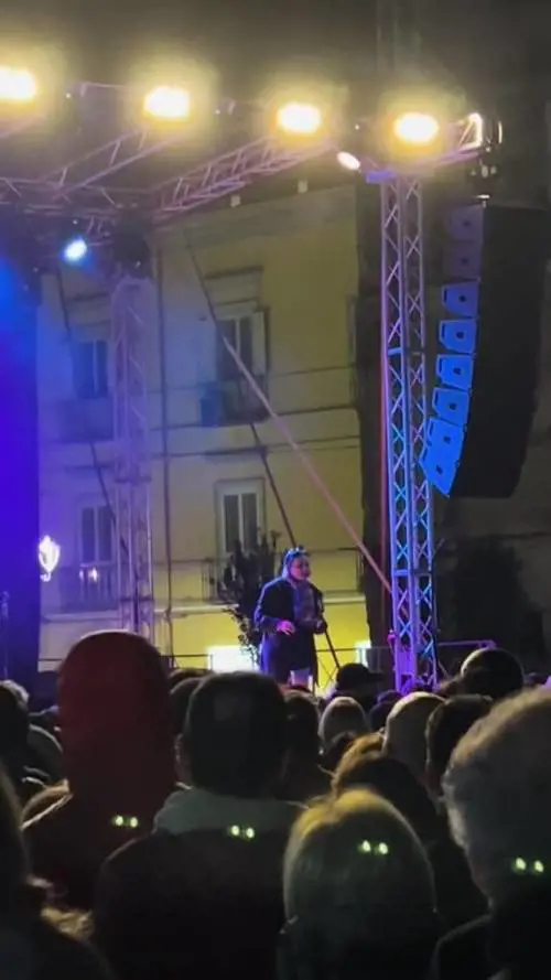 Malore al concerto di Arisa, la cantante va nel panico: "Ambulanza!"