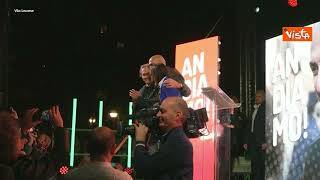Elezioni Bari, l'abbraccio di Elly Schlein con il candidato Leccese