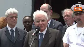 Mattarella visita la nave Bettica e saluta l'equipaggio