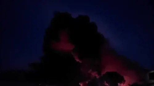 Le fiamme nella discarica abusiva di Ardea si sono sollevate all'alba