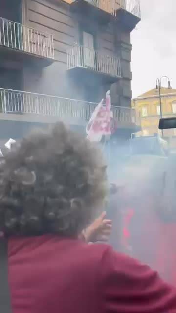 Scontri a Napoli tra polizia e manifestanti dei centri sociali