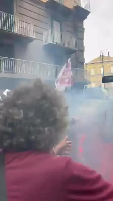 Scontri a Napoli tra polizia e manifestanti dei centri sociali