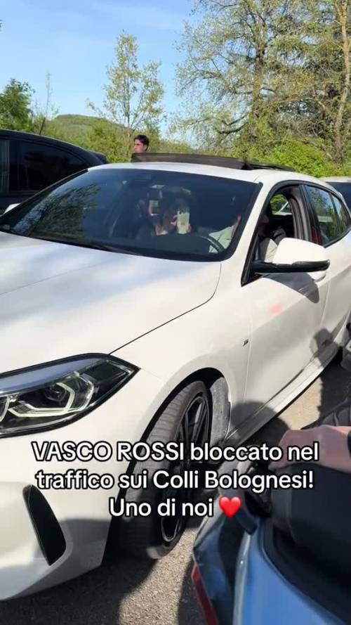 Traffico e auto sui colli bolognesi: Vasco Rossi si improvvisa vigile