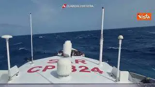 Guardia costiera salva 37 migranti a sud-est di Lampedusa, le immagini