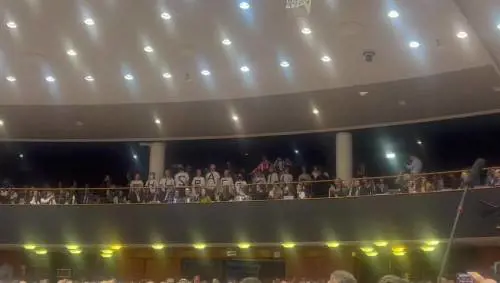 Le proteste della sinistra durante il voto all'europarlamento
