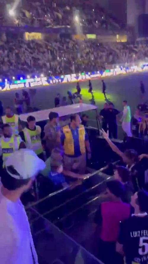 Il video della folle aggressione con la frusta ai danni di un calciatore durante la Supercoppa