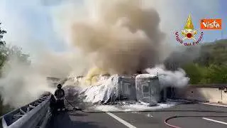 Incidente stradale sulla A1, traffico paralizzato, l'intervento dei Vigili del Fuoco