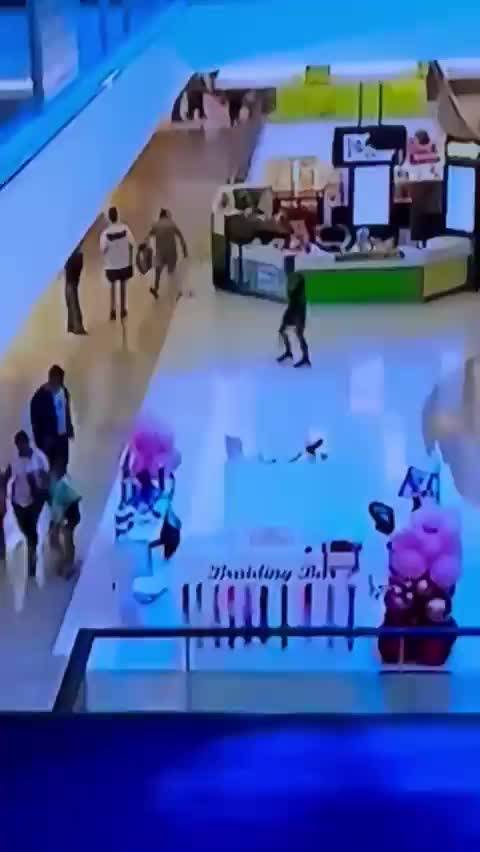 Australia, il video dell'attacco in un centro commerciale di Sydney