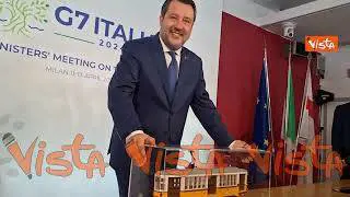 Salvini posa con il tram Atm di Lego: "Mando fattura a Sala per promozione di Milano"