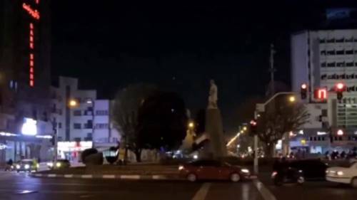 Iraniani a Teheran festeggiano l’attacco contro Israele