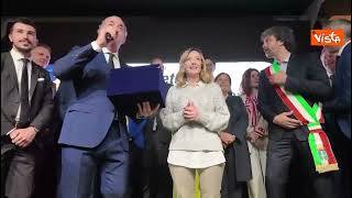 Meloni al Vinitaly, Zaia le regala una bandiera del Veneto