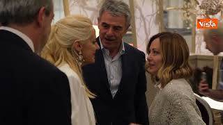 Meloni a Vinitaly, selfie con i visitatori durante il tour della fiera