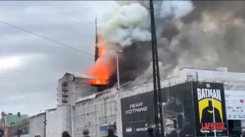 Danimarca, incendio alla vecchia Borsa di Copenhagen