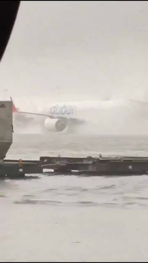 Dubai, aeroporto allagato dal temporale: aerei fanno aquaplaning | Video