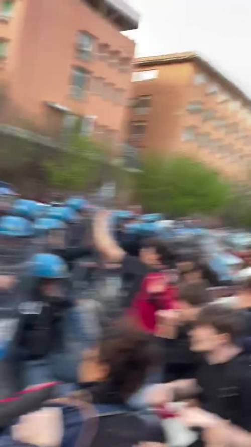L'assalto dei collettivi contro la polizia a La Sapienza