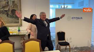 Tajani "protegge" Baerbock dai fotografi mentre finisce la colazione, siparietto al G7