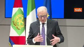Mantovano legge un discorso preparato dall'IA: "Non ve ne sareste accorti, attenti ai falsi"