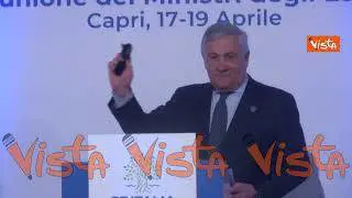 Tajani arriva in conferenza stampa al termine del G7, sul leggio un paio di occhiali che restituisce