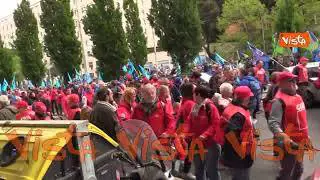Manifestazione di Cgil e Cisl a Roma, il corteo canta Bella Ciao