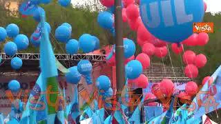 Cgil e Uil scendono in piazza a Roma, il corteo accolto da una nuvola di palloni rossi e azzurri