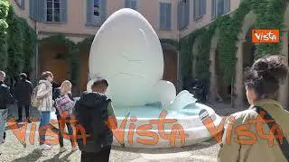 L'uovo di drago gigante di Alessi spicca al Fuorisalone di Milano