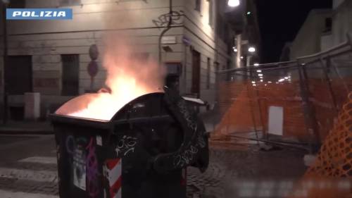 Torino, le immagini dell'azione devastate dei militanti anarchici