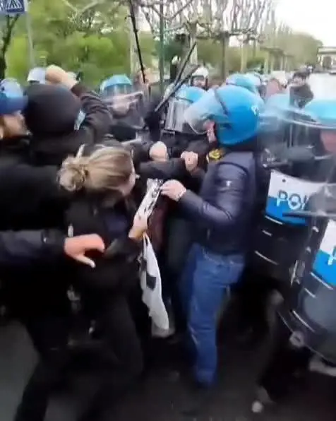 Scontri tra centri sociali e polizia a Torino