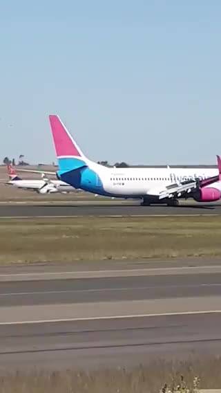 Boeing 737 della FlySafair perde una ruota, paura sul volo costretto a fare un atterraggio d'emergenza. Il video choc