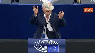 Eurodeputato libera colomba per la pace durante il suo intervento al Parlamento Ue