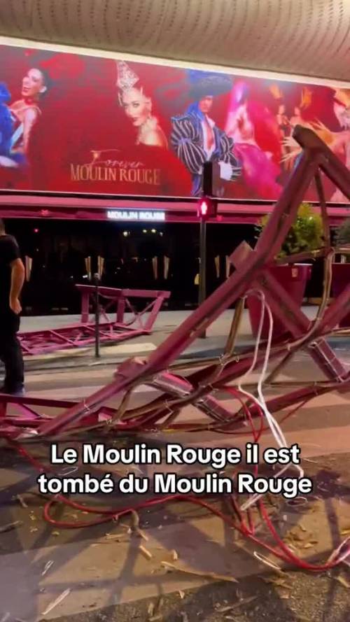 Crollano le pale del Moulin Rouge: nessun ferito