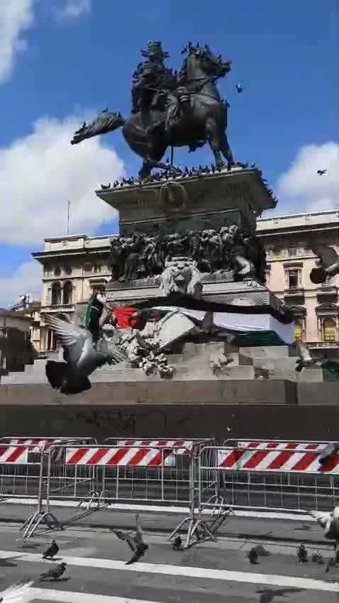 Il blitz dei Pro-Palestina in piazza Duomo a Milano